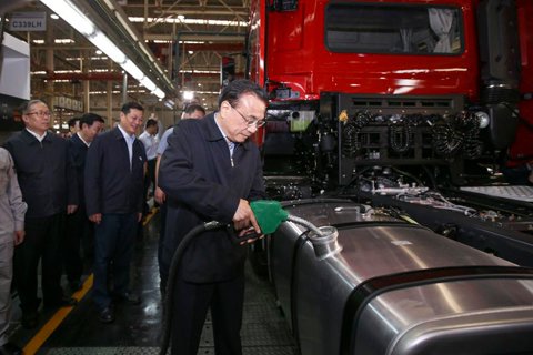 李克強(qiáng)為東風(fēng)重卡&ldquo;加油&rdquo;：&ldquo;中國(guó)制造&rdquo;需要